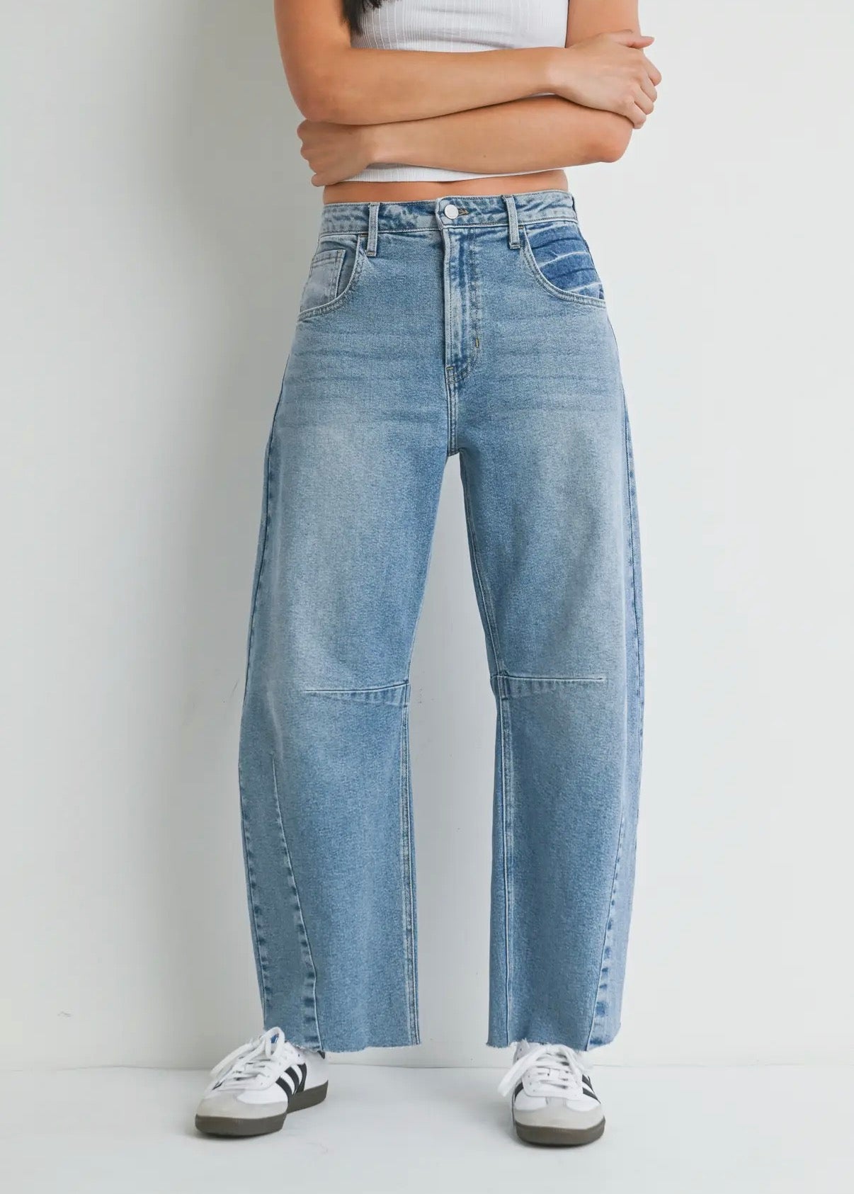 LIGHT BARREL JEANS WITH SEAMS